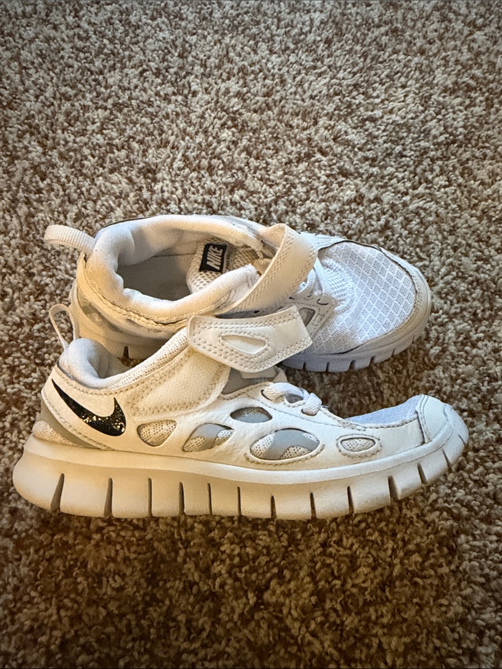 Nike Free Run 2 PS White Wolf Grey Black Sneakers Size 13C girl boy little girl